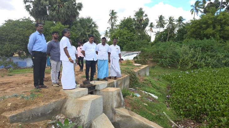 கீழபுத்தனேரி பகுதியில் அடிப்படை வசதிகள் ஆய்வு – குளம் சீரமைப்பு பணிகள் முன்னேற்றம் குறித்து சண்முகையா எம்எல்ஏ ஆய்வு!!