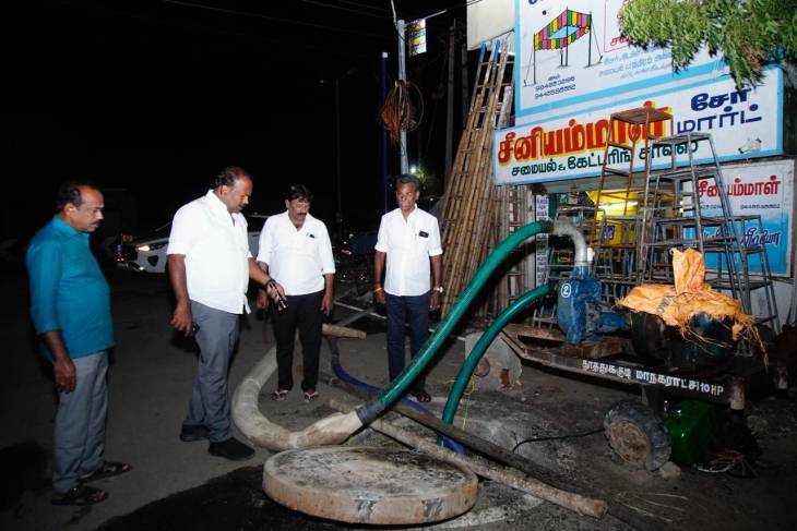மழைநீரை விரைவாக வெளியேற்ற அதிரடியாக களத்தில் இறங்கிய மேயர் ஜெகன் பெரியசாமி – எட்டையாபுரம் ஹவுசிங் போர்டு உள்ளிட்ட பகுதிகளில் ஆய்வு!!