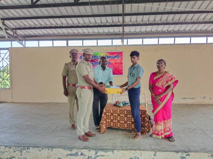 சர்தார் வல்லபாய் படேல் 150வது பிறந்தநாளை முன்னிட்டு ஆரோக்கியபுரம் வி.வி.டி நினைவு பள்ளியில் பேச்சுப்போட்டி – வெற்றியாளர்களுக்கு காவல் துறை சார்பில் பரிசுகள் வழங்கப்பட்டது!!
