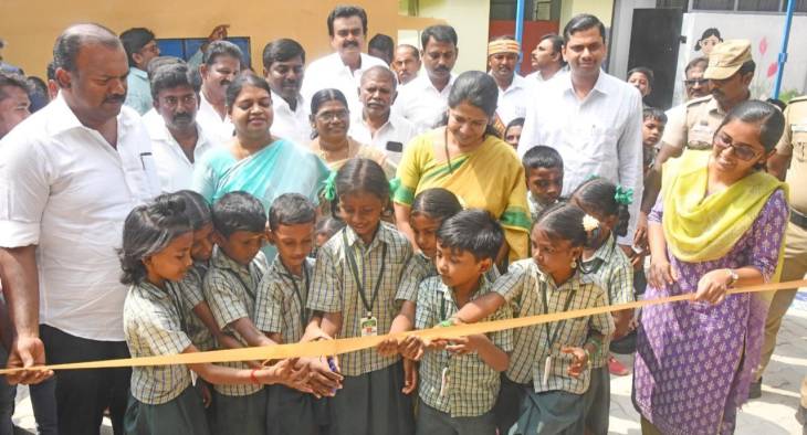 மழலைகளின் கைகளால் பள்ளி திறப்பு – கனிமொழி எம்.பி, அமைச்சர் கீதாஜீவன், கலெக்டர் இணைந்து தூத்துக்குடியில் கல்வி – சமூக நலனுக்கான புதிய கட்டிடங்களை திறந்து வைத்தனர்!

