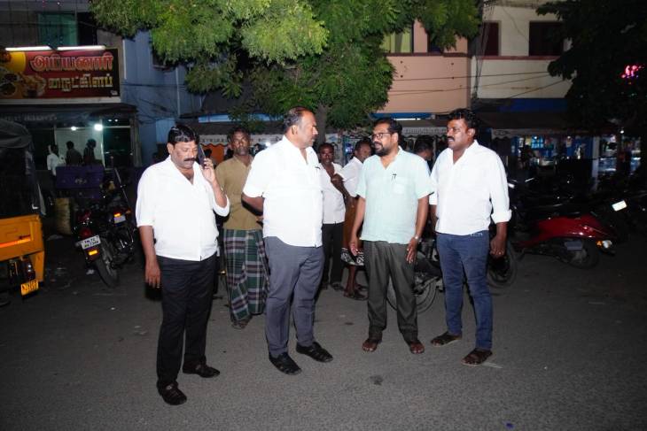 தூத்துக்குடி ஒன்றாம் கேட் பகுதியில் மின் விளக்கு மாற்று பணிகளை மேயர் ஜெகன் பார்வையிட்டு ஆய்வு செய்தார்!!