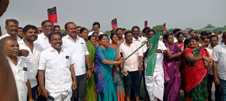 உலக மீனவர் தினத்தை முன்னிட்டு தூத்துக்குடியில் அதிரடி படகு போட்டி: அமைச்சர் கீதாஜீவன் கொடியசைத்து தொடக்கம்!
