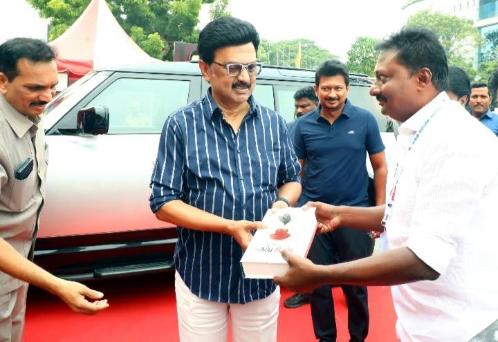 முற்போக்கு புத்தகக் காட்சிக்கு முதலமைச்சர் ஸ்டாலின் வருகை – இளைஞரணி துணை செயலாளர் ஜோயல் கனிவான வரவேற்பு!!

