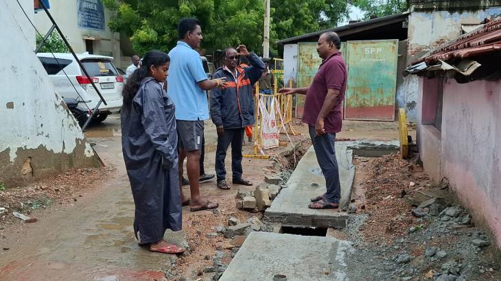 தூத்துக்குடியில் கனமழை நிலைமையைக் கண்காணித்து மழைநீர் வெளியேற்றப் பணிகளை மேயர் ஜெகன் ஆய்வு!!
