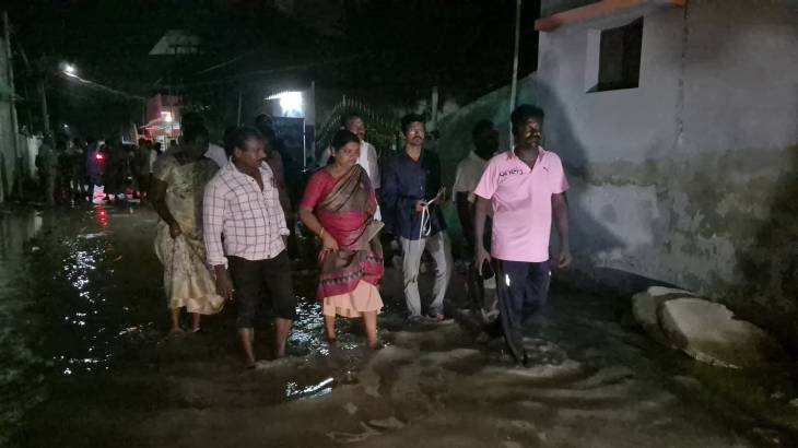 தூத்துக்குடி சுந்தரவேல்புரத்தில் மழைநீர் பிரச்சினைக்கு உடனடி தீர்வு அமைச்சர் கீதா ஜீவன் நேரில் ஆய்வு!!