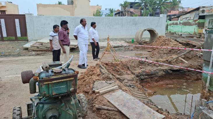 தூத்துக்குடி மழைநீர் நெருக்கடி தீர்வுக்கான பணிகளை மேயர் ஜெகன் பெரியசாமி நேரில் ஆய்வு!!