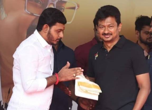 துணை முதலமைச்சருக்கு திமுக வடக்கு மாவட்ட மாணவரணி துணை அமைப்பாளர் ஆகாஷ்பாண்டியன் நேரில் பிறந்தநாள் வாழ்த்து!!
