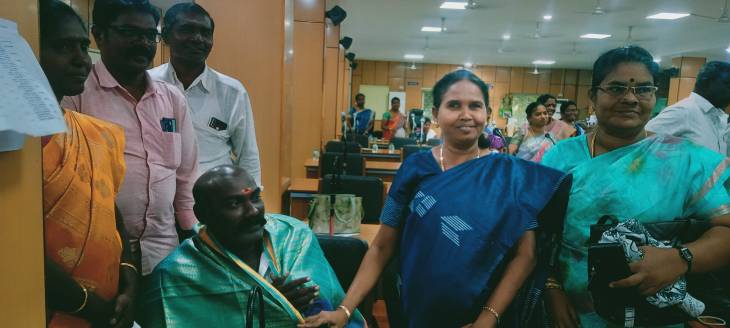 சிபிஐ கட்சி கவுன்சிலர் தனலெட்சுமி: மாற்றுத்திறனாளி நியமன கவுன்சிலர் ஆறுமுகத்திற்கு பொன்னாடை போர்த்தி வாழ்த்து!!
