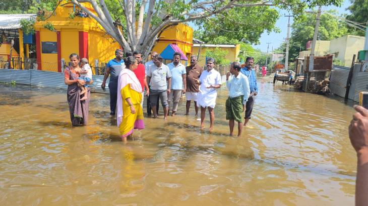 மழை நெருக்கடியில் மக்களுடன் நேரில் எம்எல்ஏ எம்.சி. சண்முகையா — திருமண விழாக்களிலும் பங்கேற்று வாழ்த்துகள்!!
