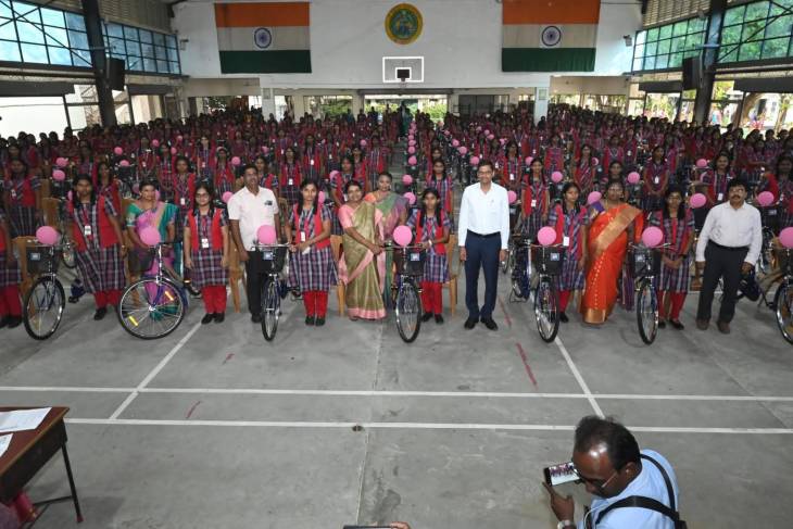 அமைச்சர் கீதாஜீவன் தலைமையில் தூத்துக்குடியில் 388 மாணவிகளுக்கு மிதிவண்டிகள் வழங்கல்!!
