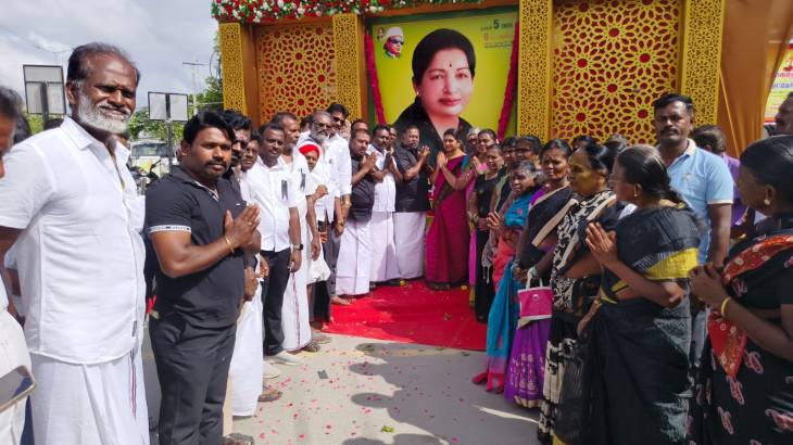முன்னாள் அமைச்சர் சி.த. செல்லப்பாண்டியன் தலைமையில் முன்னாள் முதல்வர் ஜெயலலிதாவின் 9ஆம் ஆண்டு நினைவு நாளில் தூத்துக்குடியில் மலரஞ்சலி!!