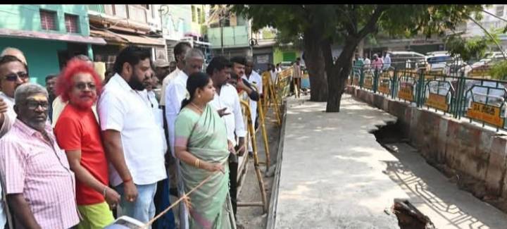 தூத்துக்குடி தெப்பக்குளம் ‘திடீர் தாழ்வு’ – இடத்திலேயே ஆய்வு செய்து நிலைதீர்வு நடவடிக்கைகள் தொடங்கிய அமைச்சர் கீதாஜீவன்!!