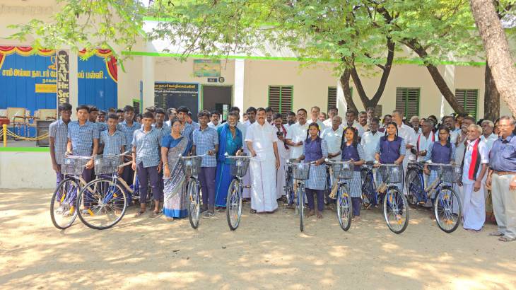 விளாத்திகுளம் சட்டமன்ற உறுப்பினர் G.V.மார்கண்டேயன் தொடக்க வேளாண்மை கூட்டுறவு சங்க அலுவலக கட்டுமானப் பணிகள் துவக்கம்; பள்ளி மாணவர்களுக்கு விலையில்லா மிதிவண்டிகள் வழங்கல்!!