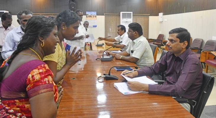 மக்கள் குறைகளுக்கு நேரடி தீர்வு – தூத்துக்குடியில் கலெக்டர் இளம்பகவத் தலைமையில் திங்கள் மக்கள் குறைதீர்க்கும் நாள் கூட்டம்!!
