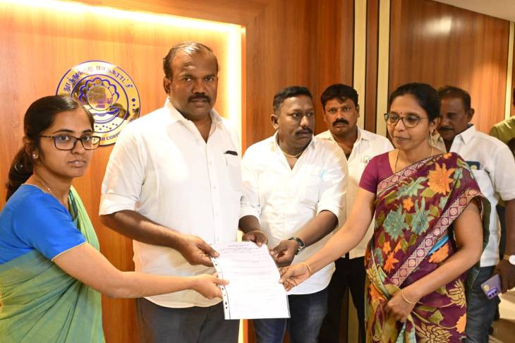 முதலமைச்சரின் உத்தரவின்படி தூத்துக்குடி மாநகராட்சி மனுக்கள் மீது தீர்வு – பயனாளிகளுக்கு ஆணைகள் வழங்கிய மேயர் ஜெகன் பெரியசாமி!!