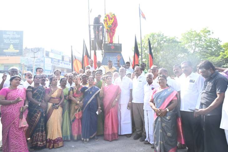 “பெரியார் 52-வது நினைவு நாள்: தூத்துக்குடியில் அமைச்சர் கீதாஜீவன், மேயர் ஜெகன் பெரியசாமி தலைமையில் சிலைக்கு மாலை அணிவித்து மரியாதை”