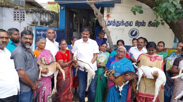 உதயநிதி ஸ்டாலின் பிறந்தநாள் விழா – தூத்துக்குடியில் 48 பேருக்கு ஆட்டுக்குட்டி, அரிசி வழங்கி பி.டி.செல்வக்குமார் மக்கள் நலப் பணிகள்!!