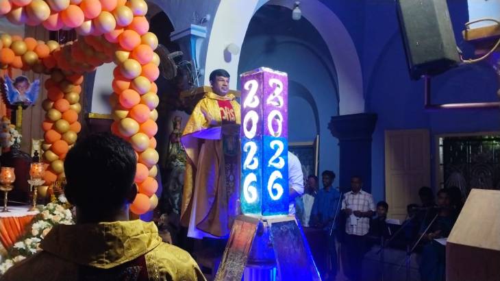 தூத்துக்குடி மாவட்ட கிறிஸ்தவ தேவாலயங்களில் ஆங்கில புத்தாண்டை வரவேற்று சிறப்பு திருப்பலி!!