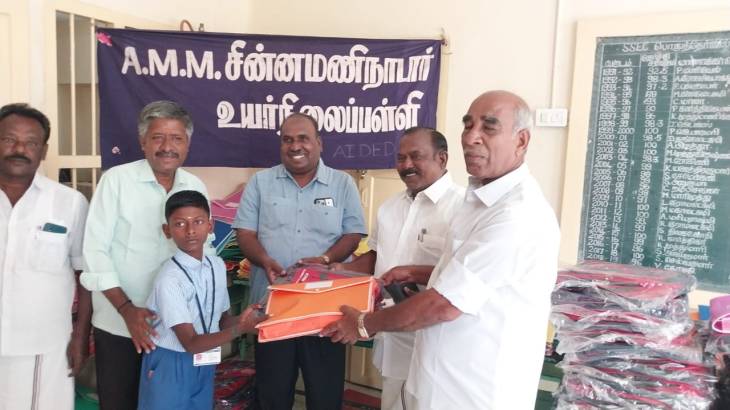 பள்ளி தொடங்கிய இரண்டாம் நாளே மாணவர்களுக்கு கல்வி பரிசு 143 பள்ளி மாணவ–மாணவிகளுக்கு ஸ்கூல் பேக், நோட்டு வழங்கிய முன்னாள் அமைச்சர் செல்லபாண்டியன்!!