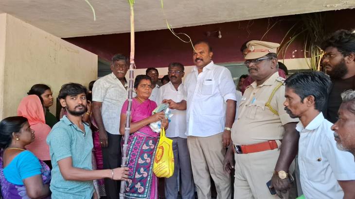 போல்பேட்டையில் பொங்கல் பரிசு வழங்கல் – திராவிட மாடல் ஆட்சிக்கு மக்கள் துணையாக இருக்க வேண்டும் : மேயர் ஜெகன் பெரியசாமி!!