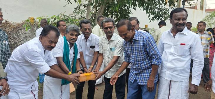 ஒட்டப்பிடாரம் தொகுதி – தூத்துக்குடி மாநகராட்சி 3வது வார்டு கேடிசி நகரில் ரூ.16 லட்சம் நியாய விலைக்கடை எம்.சி. சண்முகையா எம்எல்ஏ அடிக்கல் நாட்டினார்!!