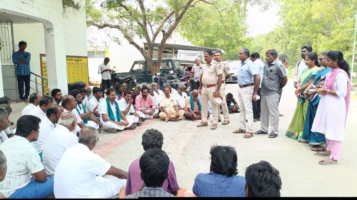 புதூர் வட்டார வேளாண்மை அலுவலகம் முற்றுகை: முழு பரப்பிற்கும் வெள்ள நிவாரணம், அனைத்து பயிர்களுக்கும் காப்பீடு வழங்க விவசாயிகள் போராட்டம்!!