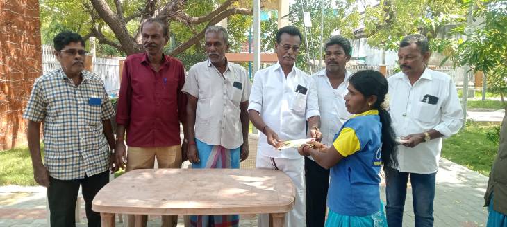 திமுக கவுன்சிலர் ரெங்கசாமி ஏற்பாட்டில் தூத்துக்குடி மாநகராட்சி 3-வது வார்டில் தூய்மை பணியாளர்களுக்கு பொங்கல் பரிசு வழங்கல்!!
