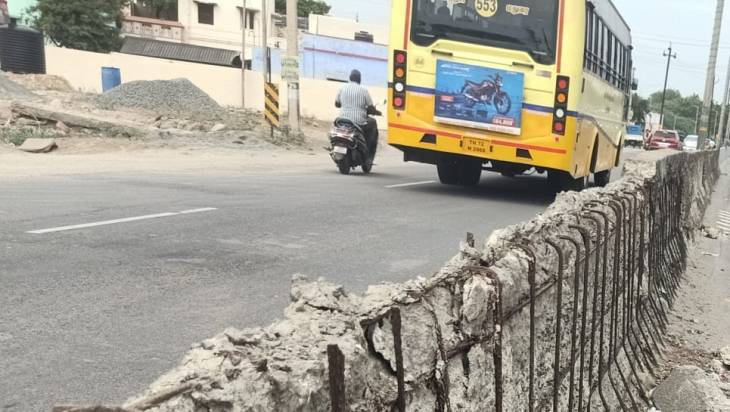 சுவரொட்டிகளால் சீரழியும் திருச்செந்தூர் சாலை – சமூக விரோதிகள் மீது கடும் நடவடிக்கை கோரும் பொதுமக்கள்!!