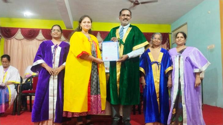 250 மாணவிகள் பட்டம் பெற்றனர் – தூத்துக்குடி ஹோலி கிராஸ் ஹோம் சயின்ஸ் கல்லூரியில் 12வது பட்டமளிப்பு விழா சிறப்பு!!