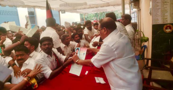 தூத்துக்குடி வடக்கு மாவட்ட திமுக சுற்றுச்சூழல் அணி மாநகர துணை அமைப்பாளர் மகேஷ்வரன் சிங் விருப்ப மனு – அமைச்சர் ஆசி பெற்று ஓட்டப்பிடாரம் களத்தில்!!