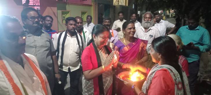 “உதயசூரியன் சின்னத்திற்கு வீடு வீடாக ஆதரவு சேகரிப்பு – கீதா ஜீவனுக்கு பெண்கள் ஆரத்தி வரவேற்பு!”