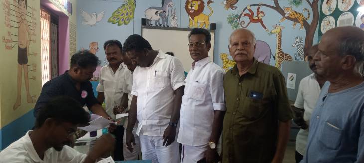 விறுவிறுப்பான வாக்குப்பதிவு: ஓட்டு சாவடிகளில் ஓட்டப்பிடாரம் சட்டமன்ற தொகுதி திமுக வேட்பாளர் ராமஜெயம் கண்காணிப்பு!!