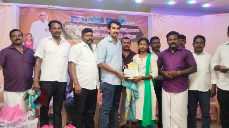 “தருவைகுளத்தில் நாடார் மக்கள் இயக்கம் சார்பில் மாணவர்களுக்கு சீருடை, கல்வி உதவிப் பொருட்கள் வழங்கல்”