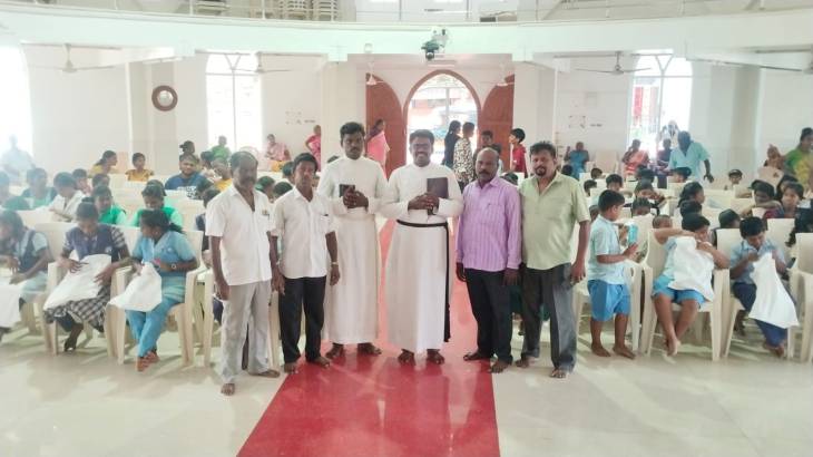 ஏழை மாணவர்களுக்கு நோட்டு புத்தகம், பள்ளிப்பை வழங்கிய எபனேசர் ஆலயம்!!