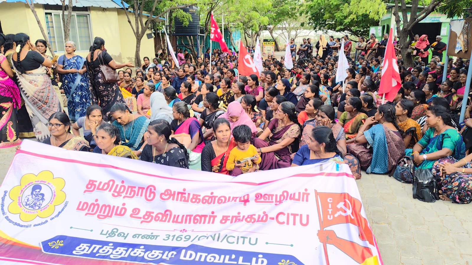 16 அம்ச கோரிக்கைகளை வலியுறுத்தி தூத்துக்குடியில் அங்கன்வாடி ஊழியர்கள் மாபெரும் ஆர்ப்பாட்டம் – மாவட்ட ஆட்சியர் அலுவலகம் முன்பு CITU போராட்டம்!!