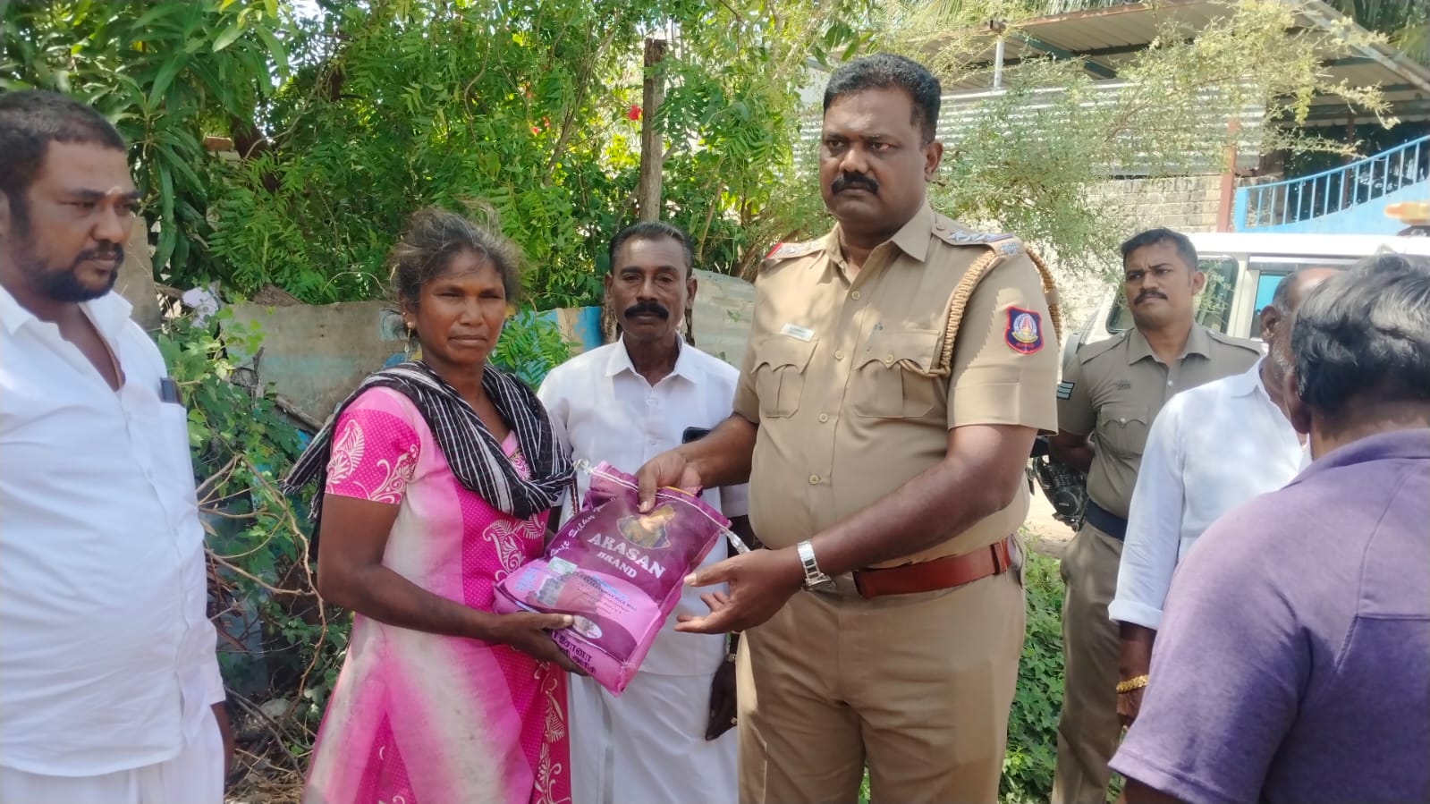 தீ விபத்தில் பாதிக்கப்பட்ட 7 குடும்பங்களுக்கு அன்னை தெரசா அறக்கட்டளையின் கரம் நீட்டிய உதவி தாளமுத்துநகர் காவல் ஆய்வாளர் பாலமுருகன் தலைமையில் அத்தியாவசிய பொருட்கள் வழங்கல்!!