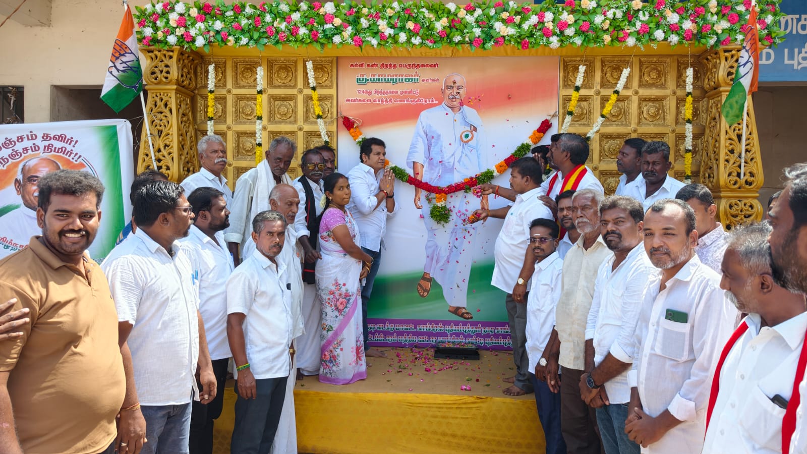புதியம்புத்தூரில் காமராஜர் 124-வது பிறந்தநாள் சமத்துவப் பெருவிழா: பொதுமக்களுக்கு இனிப்பு வழங்கி காங்கிரஸ்–கூட்டணிக் கட்சியினர் கொண்டாட்டம்!!