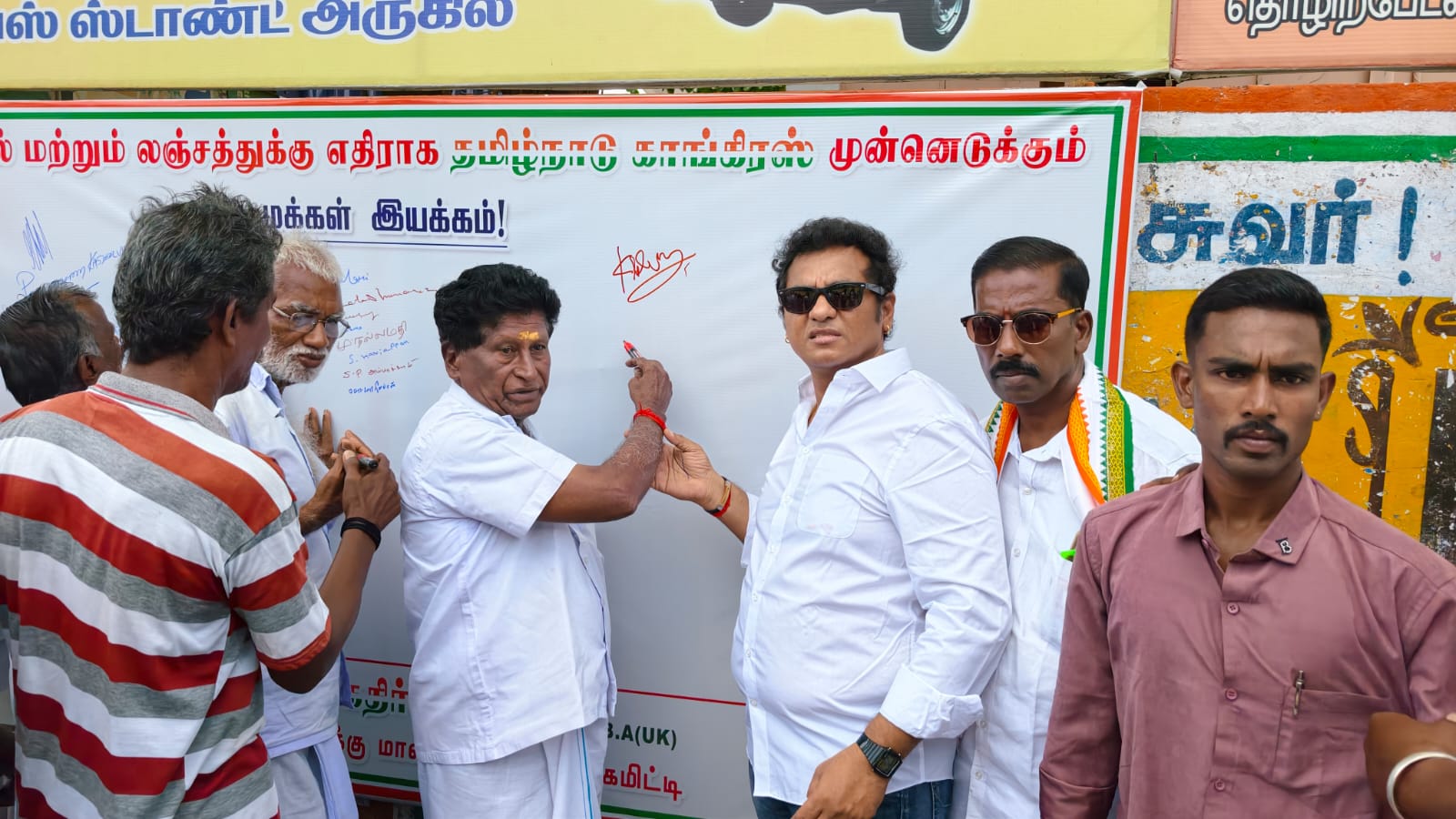 காமராஜர் 124-வது பிறந்தநாள்: கோவில்பட்டியில் காங்கிரஸ் சார்பில் மாலை அணிவிப்பு, இனிப்பு வழங்கல் மற்றும் ஊழலுக்கு எதிரான கையெழுத்து இயக்கம்!!