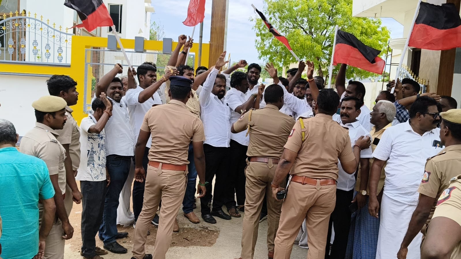 உதயநிதி ஸ்டாலின் கைது: புதுக்கோட்டையில் திமுகவினர் கண்டன ஊர்வலம், பேருந்து மறியல் – நூற்றுக்கும் மேற்பட்டோர் கைது!!