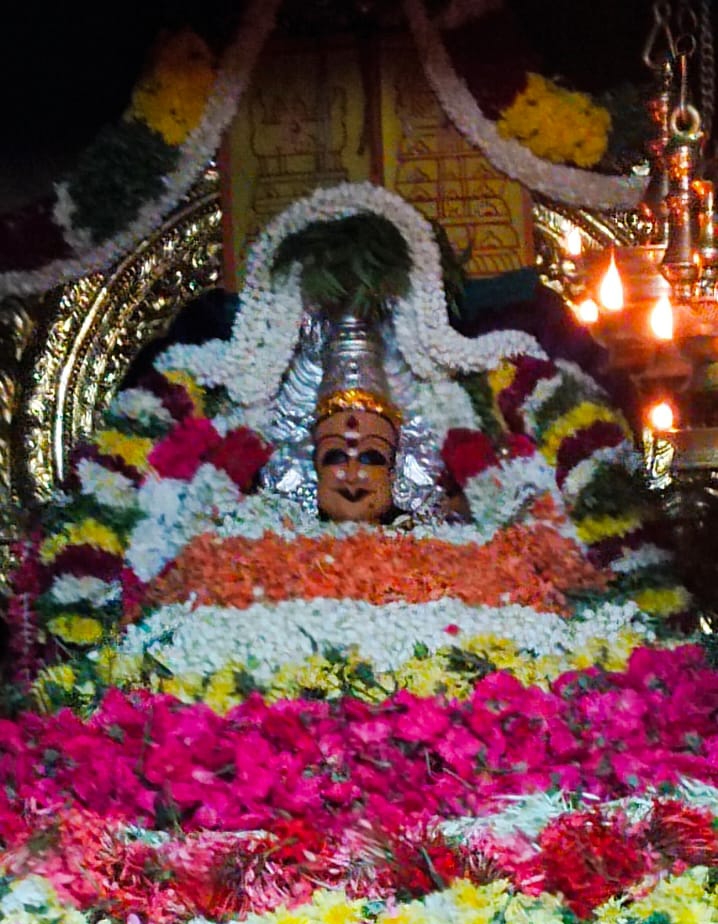 தெப்பக்குளம் மாரியம்மன் கோவிலில் 31-வது ஆண்டு புஷ்பாஞ்சலி விழா: மலர் அலங்காரத்தில் பக்தர்களுக்கு அருள்பாலித்த அம்மன்!!