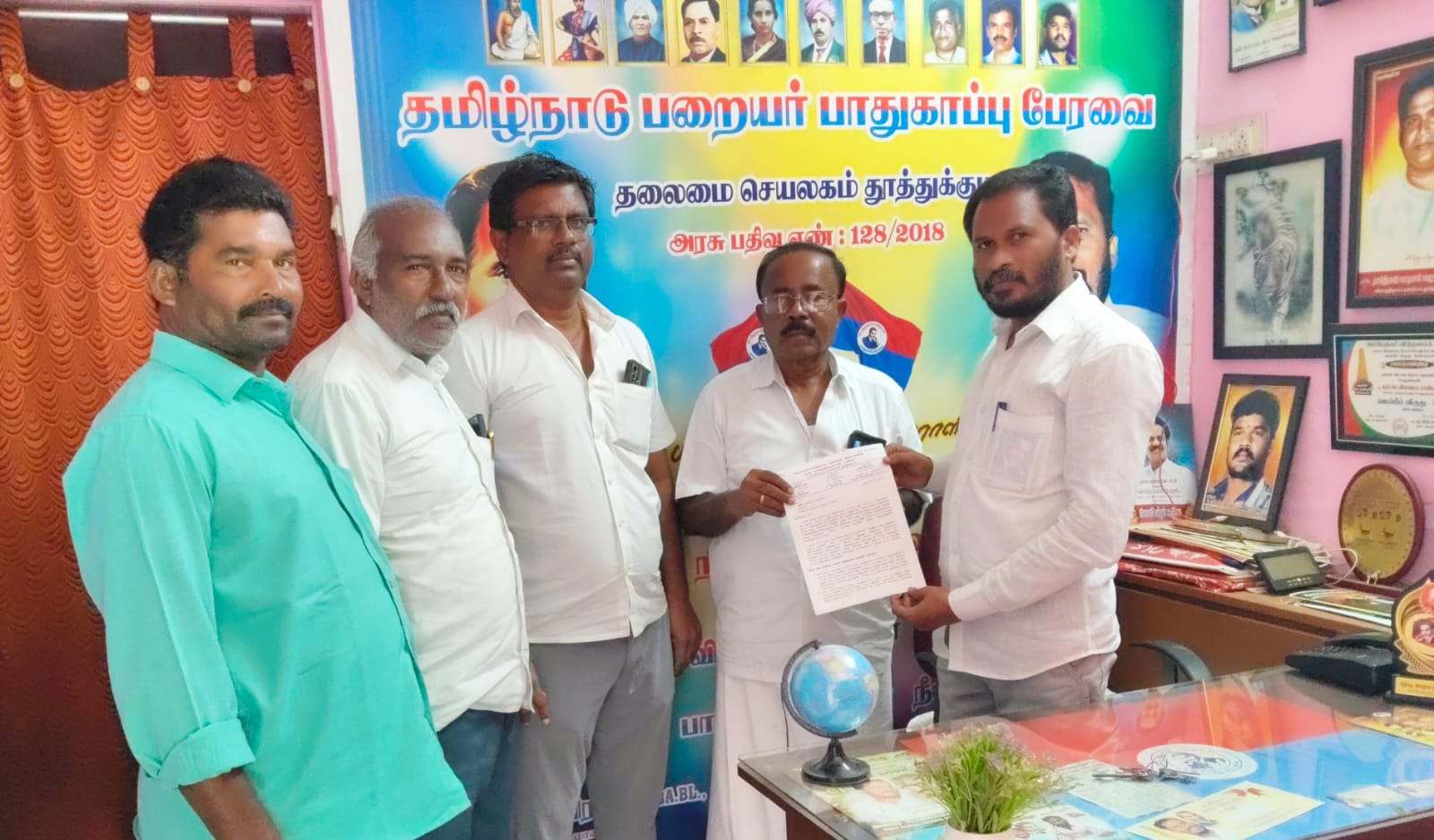 முள்ளக்காட்டில் உப்பள நிலங்களை கையகப்படுத்தும் முயற்சியை தமிழக அரசு மறுபரிசீலனை செய்ய வேண்டும் தமிழ்நாடு பறையர் பாதுகாப்பு பேரவையிடம் கோவளம் -பசுவந்தரை - தன்பாடு சிறிய அளவு உப்பு உற்பத்தியாளர் சங்க நிர்வாகிகள் கோரிக்கை!!