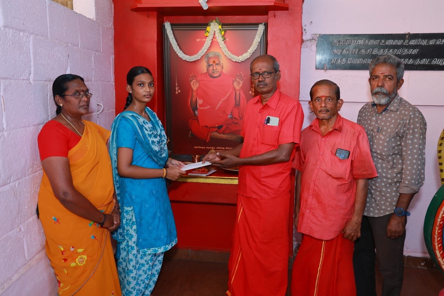 தந்தையை இழந்ததால் நின்ற கல்வி… ரூ.32,500 உதவியால் மீண்டும் பள்ளிக்கு திரும்பும் மாணவி! தூத்துக்குடியில் மேல் மருவத்தூர் ஆதிபராசக்தி ஆன்மிக இயக்கத்தின் நெகிழ்ச்சியான கல்வி உதவி!!