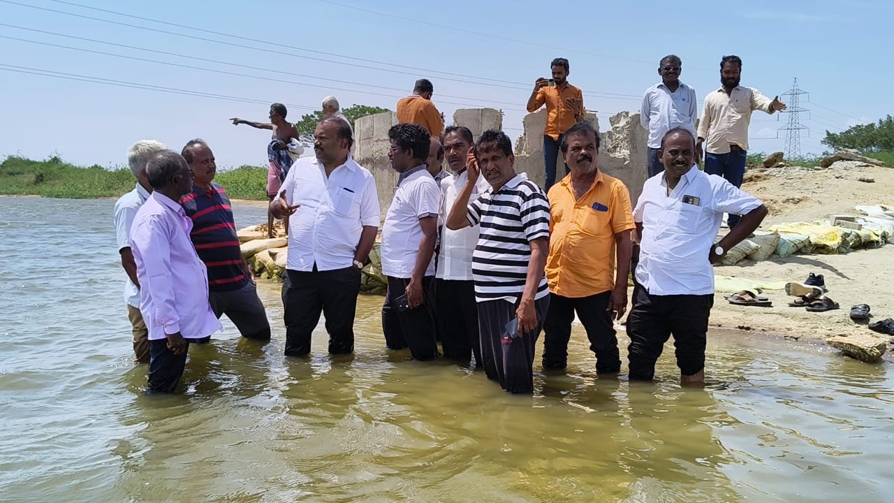 ஆற்றுக்குள் இறங்கி கம்பால் நீரின் ஆழம் பார்த்த மேயர் ஜெகன் பெரியசாமி! “மழை வரும் வரை தண்ணீர் போதாது; மேலும் ஆழமாக தோண்டுங்கள்” – அதிகாரிகளுக்கு அதிரடி உத்தரவு!!