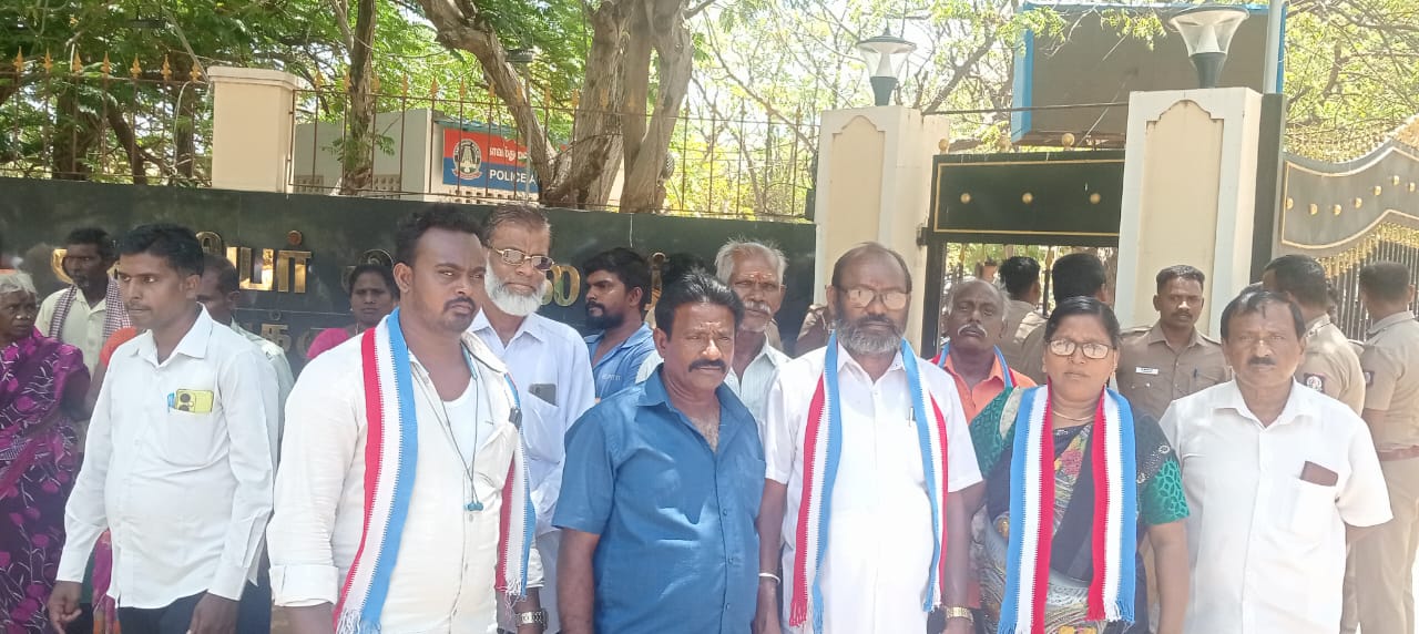 முத்தையாபுரம் தெற்கு தெருவில் ஆக்கிரமிப்புகளை அகற்றி சாலை, வடிகால் வசதி ஏற்படுத்த கோரி ஆட்சியரிடம் மனு!!