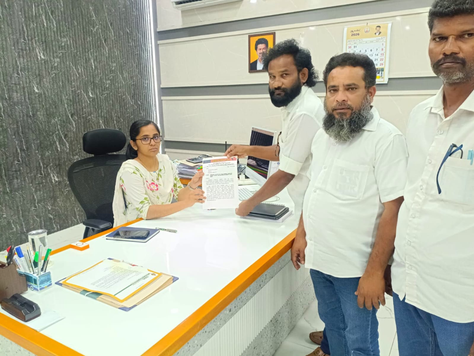 பொதுமக்கள் குடிநீர் கேட்டபோது சைகை மூலம் மிரட்டலா?மாநகராட்சி இளநிலை பொறியாளர் மீது ஆணையரிடம் புகார் — நடவடிக்கை இல்லையெனில் போராட்டம் நடத்துவோம் என எச்சரிக்கை!!