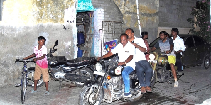 இரவு 9 மணி முதல் 12 மணி வரை... டார்ச் லைட்டுடன் இருசக்கர வாகனத்தில் வீதி வீதியாக ஆய்வு! குடிநீர் பிரச்சினையை தீர்க்க களத்தில் இறங்கிய மேயர் ஜெகன் பெரியசாமி!!