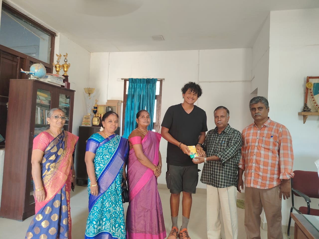 சுற்றுச்சூழல் பாதுகாப்பை வலியுறுத்தி 7 ஆயிரம் கி.மீ. நடைபயணம் – தூத்துக்குடியில் உ.பி. இளைஞருக்கு துளசி சோசியல் டிரஸ்ட் வரவேற்பு!!