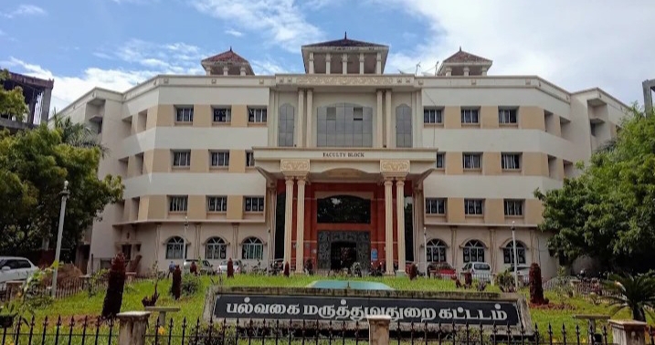 நன்னடத்தைச் சான்றிதழுக்காக அலைக்கழிக்கப்படும் முன்னாள் உதவி செவிலியர் மாணவிகள்! தரக்குறைவான வார்த்தைகளால் மன உளைச்சல்? – தமிழக அரசு தலையிட கோரிக்கை!!