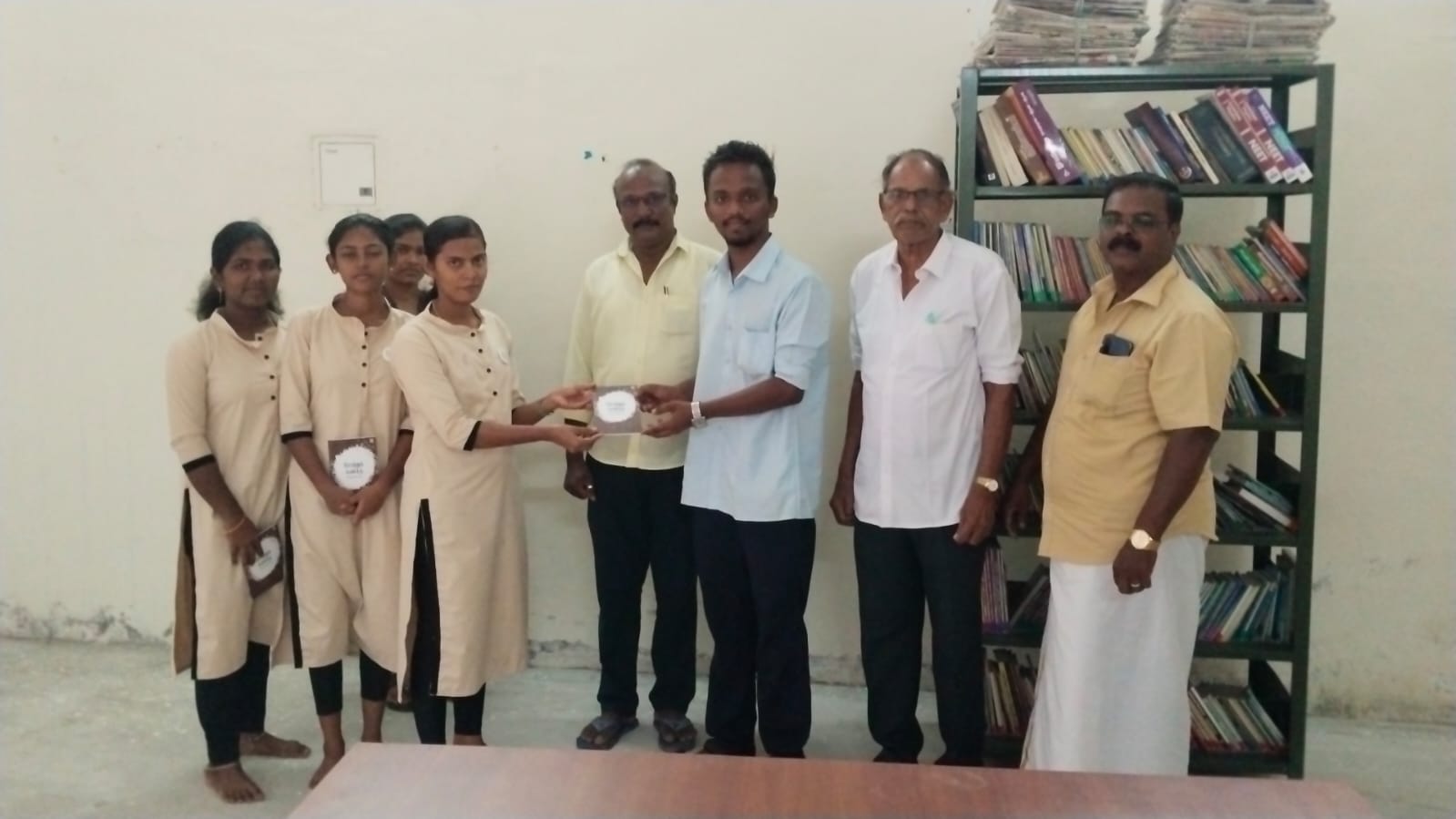 புத்தகம் வாசிக்க வாங்க... மக்களே வாங்க! தூத்துக்குடி பேருந்து நிலைய நூலகத்தில் வாசகர்களுக்கு ‘சோற்றுக் கணக்கு’ புத்தகம் பரிசு!!