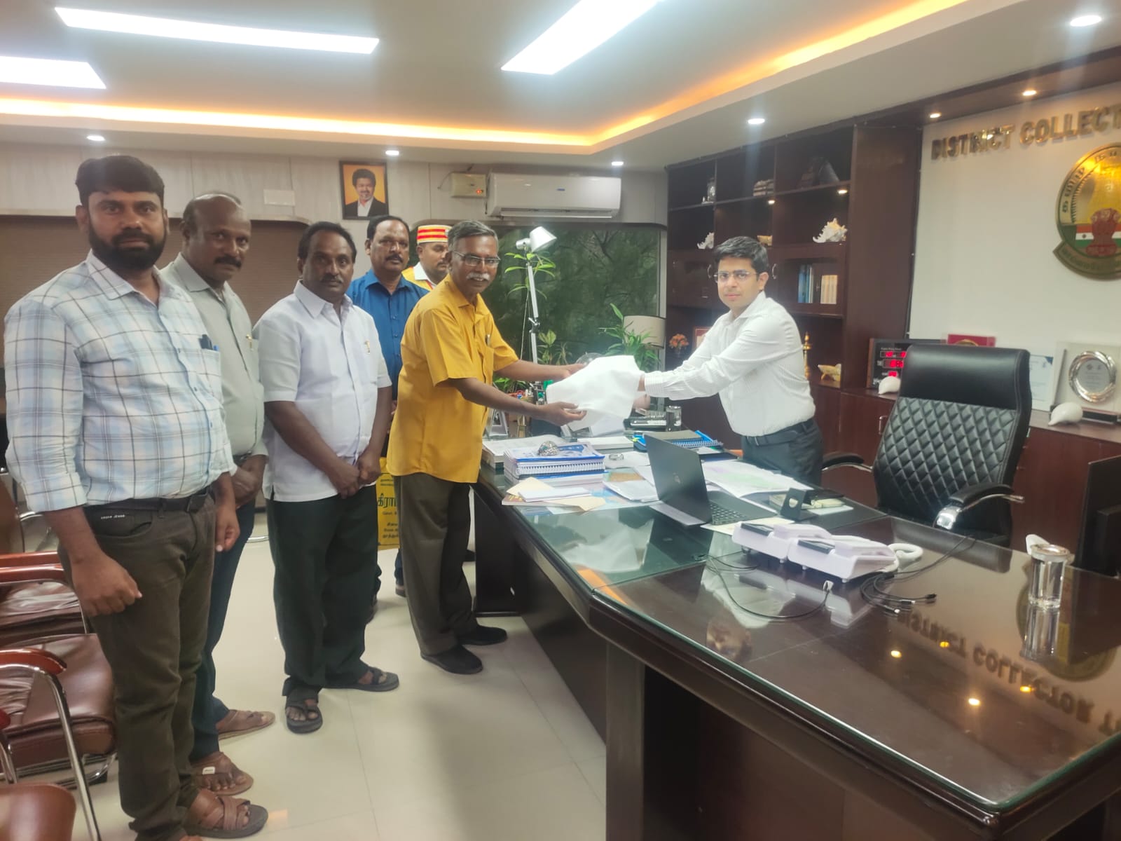 தூத்துக்குடியில் புத்தகக் கண்காட்சி நடத்த வேண்டும்: மாவட்ட ஆட்சியரிடம் எழுத்தாளர்கள் கோரிக்கை!!